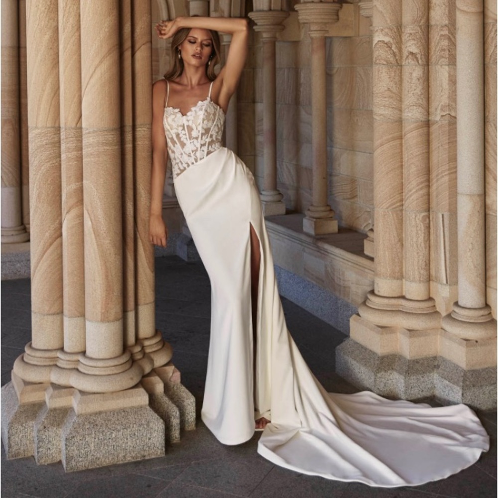 Unworn wedding dress no alterations size 12 ivory, detachable straps
